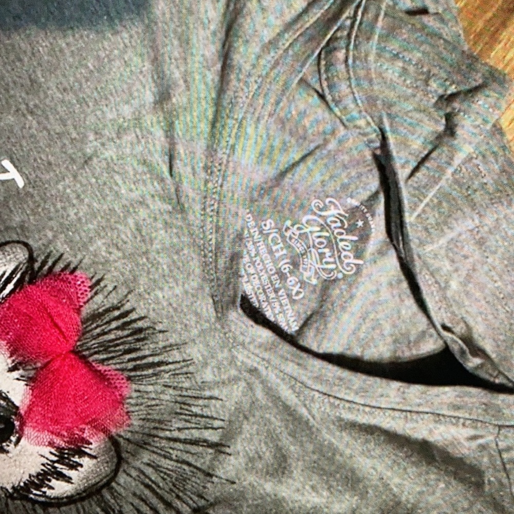 Simple design features long sleeve shirt
